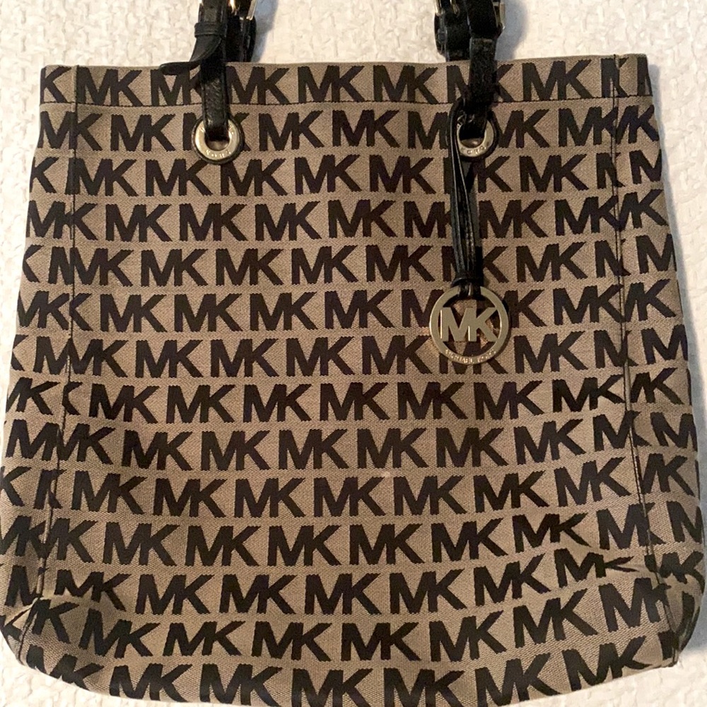 Beautiful Michael Kors tote hand bag.